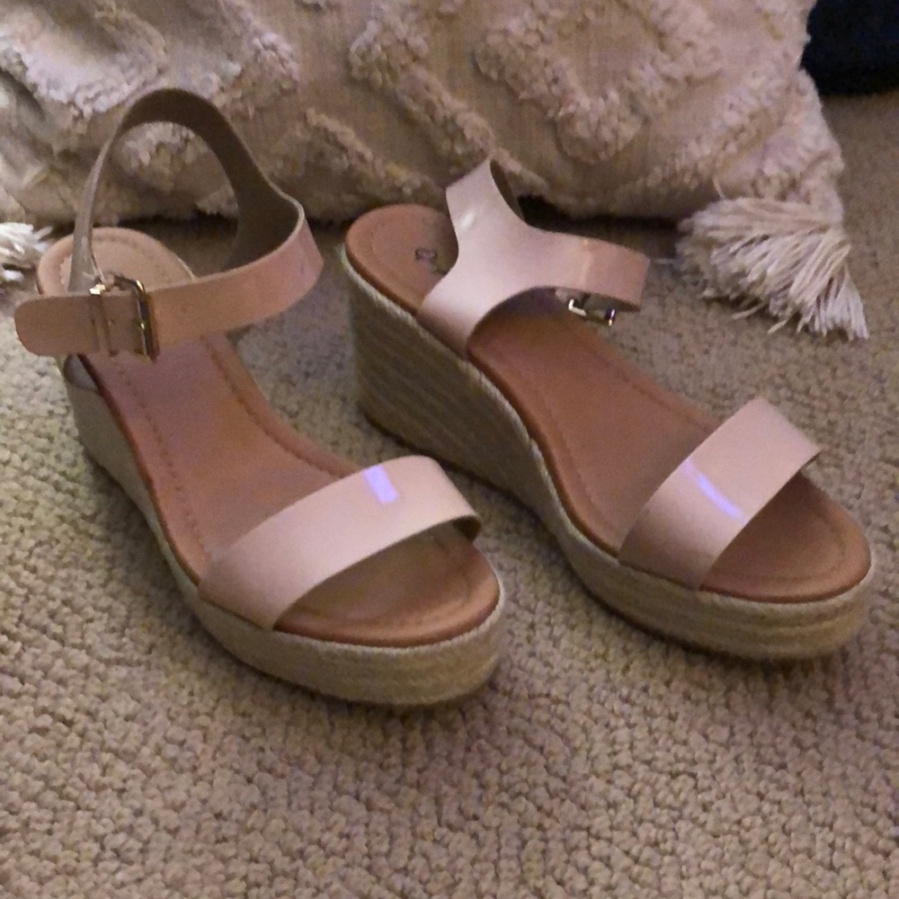 Light pink/ cream patent leather wedge sandals.